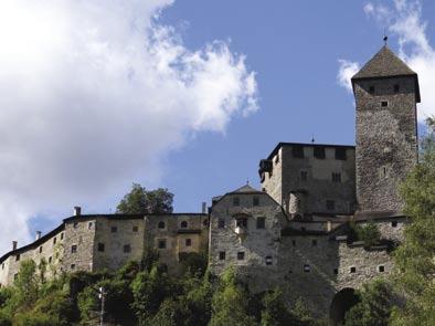 Menschen dort erduldet haben. Trotzdem zählt die Burg zu den am besten e r h a l t e n e n Burgen Tirols.