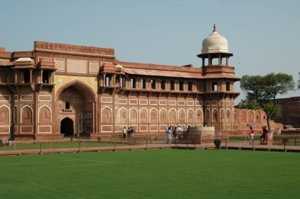 Das Taj Mahal (1631-1653), ein Traum aus weißem Marmor, wurde von Shah Jahan zum Gedenken an seine geliebte Ehefrau Mumtaz Mahal erbaut.