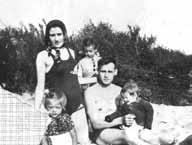 November 1944 in das KZ Neuengamme gebracht und am 20. April 1945 am Bullenhuser Damm ermordet. Er war 7 Jahre alt. Die Eltern Rachmil und Mania Steinbaum überlebten die Konzentrationslager.