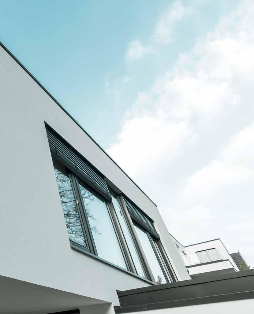 Für Fassaden mit Sonnenschutz so schön wie ohne. Der Aufsatzkasten ROMA PURO verbirgt seine Vorzüge nach außen perfekt.