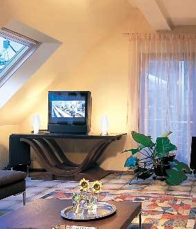 Dezent und blendarm ist das dimmbare Halogenlicht zum Fernsehen (Bild 4). Auch bei ausgeschaltetem Gerät integrieren die beiden Leuchten aus mattiertem Opalglas den Tisch ins wohnliche Ambiente.