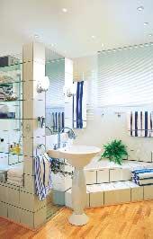 Ganz wichtig: Im Innenbereich von Badewanne oder Dusche dürfen nur ausdrücklich dafür zugelassene Leuchten mit Schutzkleinspannung bis 12 Volt und keine Transformatoren eingesetzt werden.