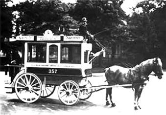 Zu den öffentlichen Verkehrsmitteln in Städten gehörten 1904 auch moderne Pferdeomnibusse. Noch war das Pferd vom Auto nicht verdrängt, aber die Zeichen standen an der Wand.