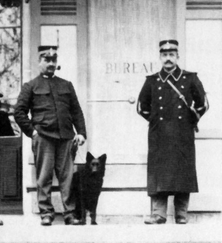 Diensthund) als Grenzpolizist am Grenzposten Moillesulaz. War in seiner Bernerzeit noch Bernhardinerzucht geplant, galt nun seine Aufmerksamkeit der Hundeabrichtung für den Polizeidienst.