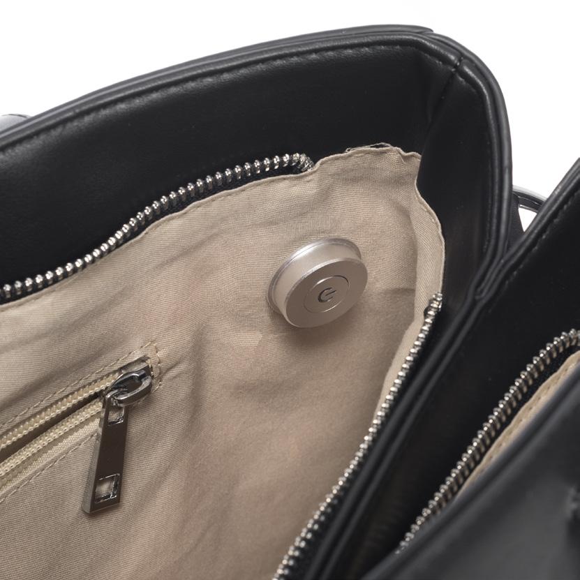 Maße: 35x25x14 cm Modern bag in leather look with Call-Alert-System and interior light function.