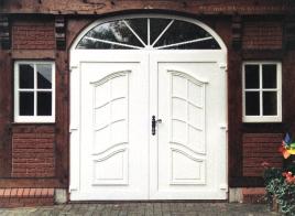 Neue Tür, alter Charme Gerade bei der stilechten Renovierung von Altbauten kommt es auf Fingerspitzengefühl und ein gutes Auge für Proportionen und Details an.