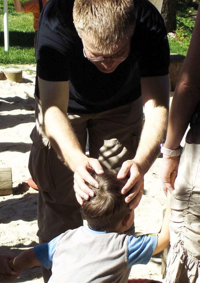 30 26 Kapitelthema Gott in der Krippe Seitenthema Orte, Zeiten, Gesten, Menschen Gott in der Krippe Orte, Zeiten, Gesten, Menschen 27 Joachim Dietermann Orte, Zeiten, Gesten, Menschen Mit Kindern den