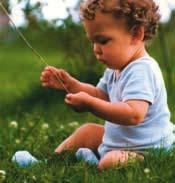 Babys erforschen ihre Umgebung durch Bewegung und Sinneswahrnehmung. Sie imitieren Mimik und Gestik und lernen dabei.