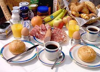 In der Woche essen die Deutschen früh (6 Uhr 9 Uhr). Am Wochenende gibt es oft ein großes, spätes (9 Uhr 12 Uhr) Frühstück. Sonntags isst man traditionell zusammen mit der ganzen Familie.
