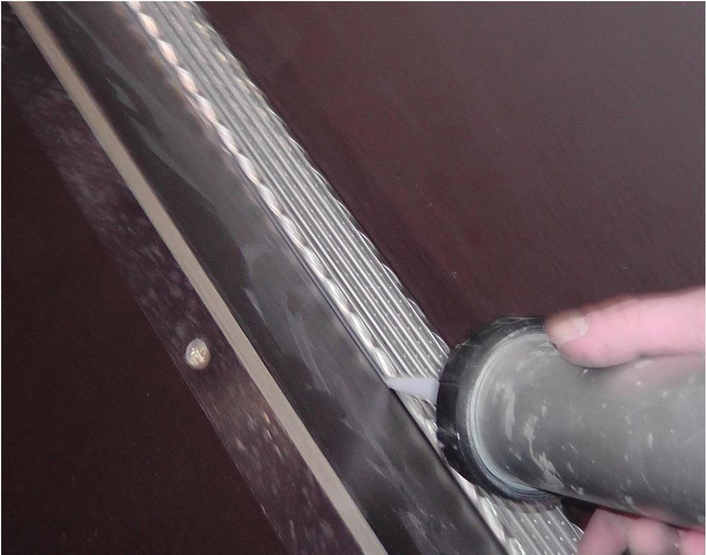 Das Treppenkanten-Profil wird mit einem geeignetem Dichtstoff (für Beton und Edelstahl) in der Schalung fixiert und vor Eindringen des Beton