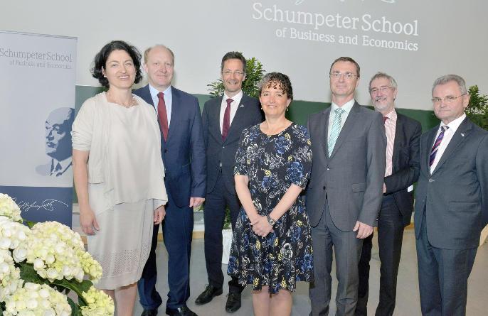52 Schumpeter School Preis 2015 für Prof. Rachel Grifith Zum dritten Mal verlieh am 12. Juni 2015 die Schumpeter School of Business and Economics der Bergischen Universität Wuppertal den mit 10.