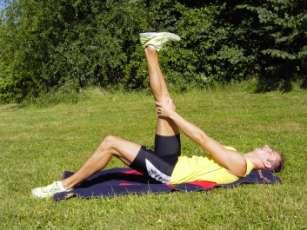 Dehnen - Oberschenkelrückseite Rückenlage Füße sind aufgestellt rechtes Bein zur Decke strecken und zum Körper