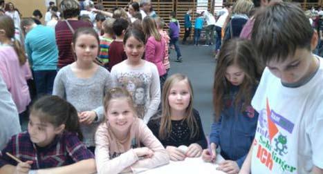 Volksschule experimentiert Die 3. Klassen der Volksschule besuchten die exe 17 - Naturwissenschaften Experimentale in Andorf.
