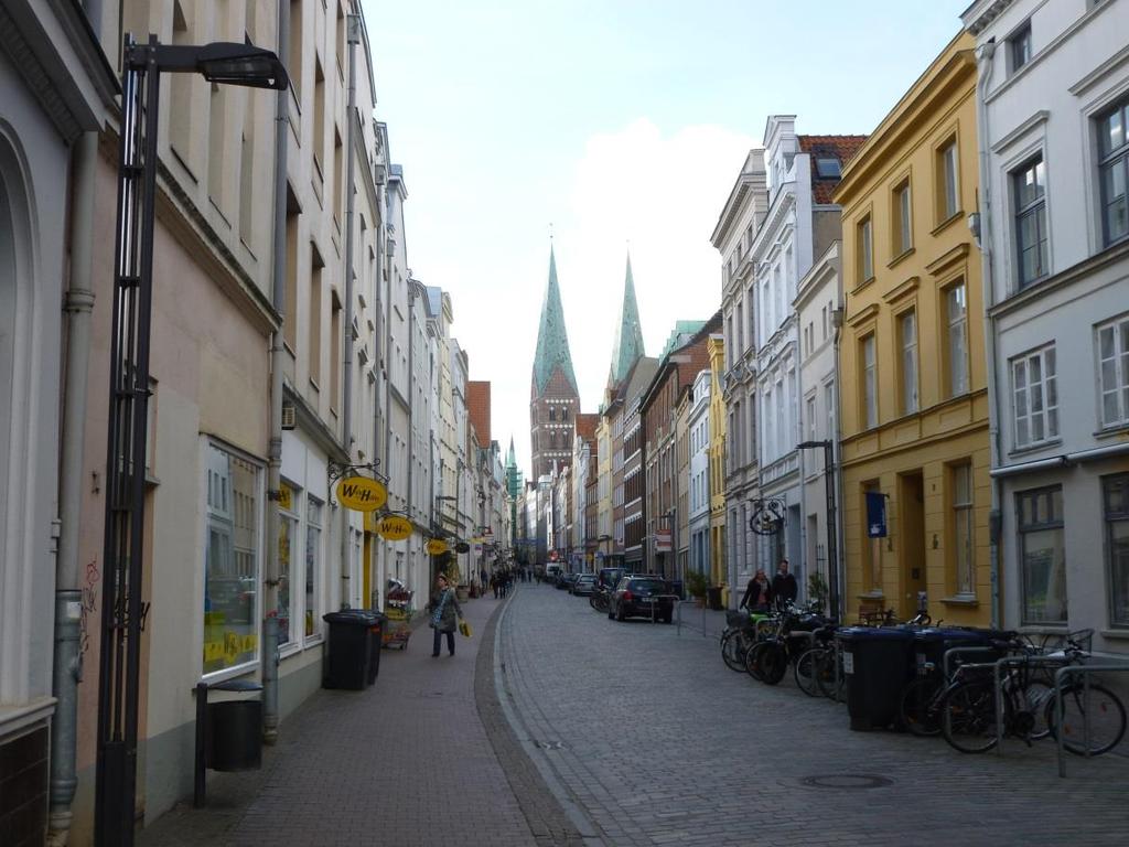 Besonders hervorzuheben ist die Nebenlage Hüxstraße, die neben dem Altstadtflair vor allem durch ihren individuellen Ladenbesatz überzeugt.