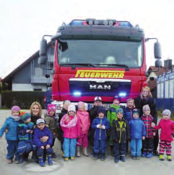 Das Interesse war natürlich groß und die Kinder hatten viele Fragen an die Feuerwehr und den Rettungsdienst. Wann kommt denn die Feuerwehr? Was macht die Feuerwehr?