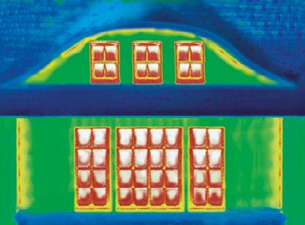 Moderne Thermografie-Aufnahmen machen es deutlich sichtbar: Über unzureichend gedämmte Fenster geht eine Menge an Wärme und somit Heizenergie verloren.