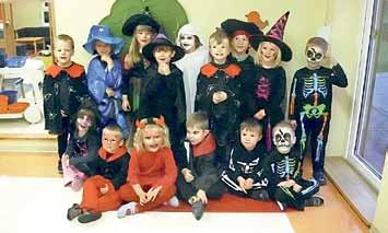 Abschlussfahrt der Schul- und Vorschulkinder Zu Halloween verwandelten sich die Kinder zu Teufeln, Hexen und Gespenster.