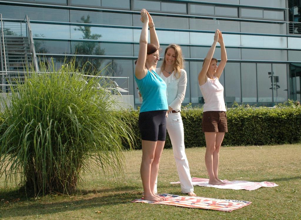 wünschen sich durch die aktive und lebendige Auseinandersetzung mit den Übungen und Inhalten des Yoga wieder einen körperlichen und seelischen Aufbau suchen Sie eine begleitende therapeutische
