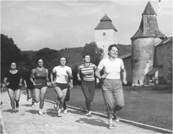 Als der Höhepunkt in der bisherigen Geschichte der Berchinger Leichtathletik muss jedoch zweifellos das Bezirkssportfest im Jahre 1952 anlässlich des 50-jährigen Vereinsjubiläums betrachtet werden.