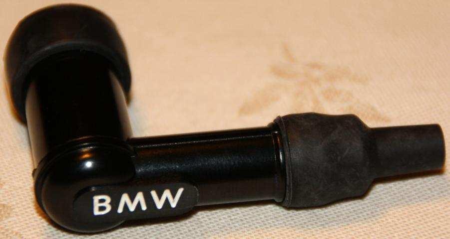Zündkerzenstecker mit hochwertigem BMW Schriftzug. Integrierter 5 kohm Entstörwiderstand.