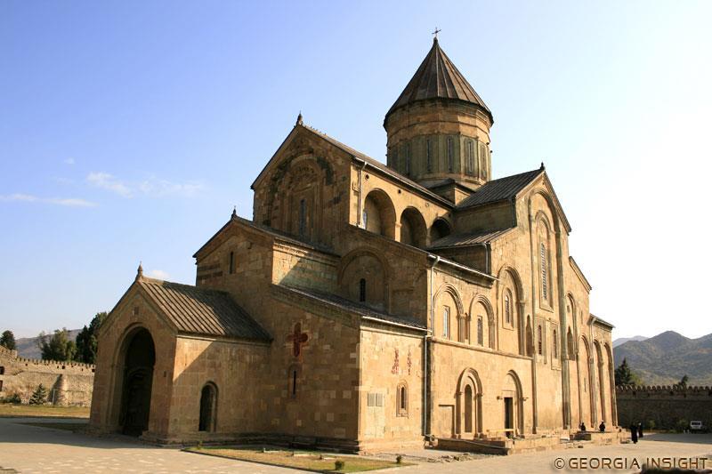 Mitteleuropa praktisch nicht mehr kennt. Hier oder in Tiflis Begegnung mit einem Vertreter der georgischen Kirche.