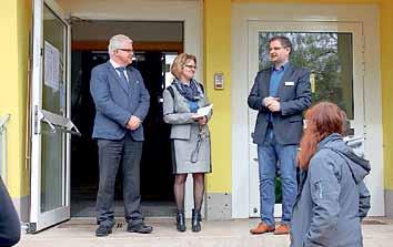 Frau Bsonek erreichte mit der Idee zur Errichtung einer Schulimkerei die letzte Vergaberunde und erhielt 8000 Euro für die Umsetzung.