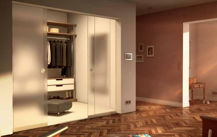 Auch als formschöne und praktische Innenverglasung z. B. von begeh baren Ankleidezimmern oder Einbauschränken eignet sich SF 20 ideal.
