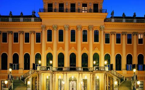 Ein Abend in Schönbrunn- Schlossbesichtigung und Konzert Highlights Freuen Sie sich auf eine einstündige Besichtigung des prunkvollen Schlosses Schönbrunn Genießen Sie ein Konzert in einmaliger