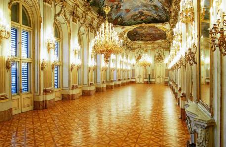 Sopranistin und einem Bariton sowie einem Ballettpaar durch den Konzertabend begleiten Das Schloss Schönbrunn: Ein traumhafter Abend wartet auf Sie! Lassen Sie sich in die Zeit des 17.