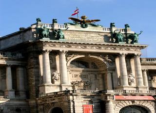 Sehen Sie das MAK, die Staatsoper und das prächtige Kunsthistorische Museum Entdecken Sie das Kulturviertel MuseumsQuartier, die Hofburg, das Parlament, das Rathaus und das Burgtheater Profitieren