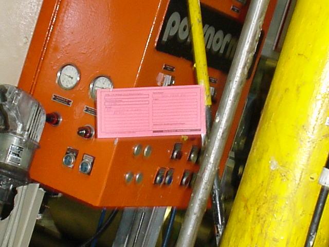 14 Arbeitsmittel: Die rote Karte Die Mängelkarte wird vom Bediener bei der Feststellung eines (sich ankündigenden) Mangels ausgefüllt und an der entsprechenden Stelle angebracht.
