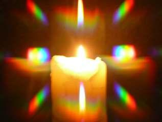 Flammenbetrachtung durch die Spektralbrille Bild 37: Kerzenflamme durch eine Spektralbrille (Regenbogenbrille) betrachtet.