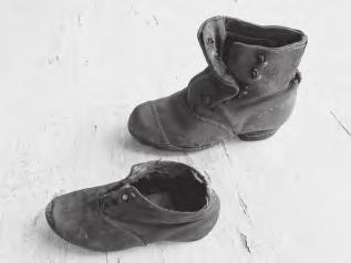 Dort entdeckte man bei Renovierungsarbeiten in Balkenlöchern vor 300 Jahren eingemauerte Schuhe, auch Kinderschuhe. Schuhe waren damals, so wird berichtet, sehr kostbar.