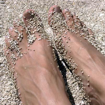 Tragen Sie im Schwimmbad und in der Sauna stets Badeschuhe. Vermeiden Sie Druckstellen und Verletzungen an den Füßen, z.b. durch zu enge Schuhe.