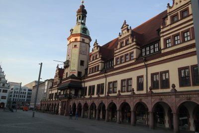 Platz 6: Markt und Altes Rathaus Der Leipziger Markt gilt als Herzstück der Stadt. Von hier aus gelangen Sie zu allen Sehenswürdigkeiten und haben das Alte Rathaus vor sich.