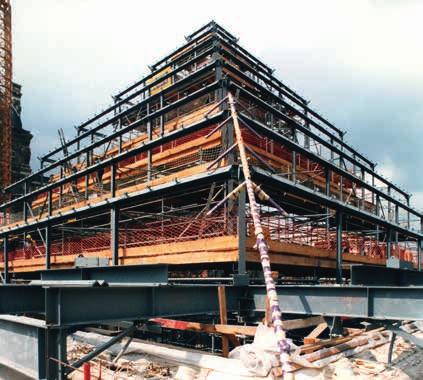 Renovierung Alt trifft Neu Als Präsident François Mitterrand 1981 ins Amt gewählt wurde, startete er ein ambitioniertes Programm zum Bau einer Reihe von modernen Architekturmonumenten in Paris.