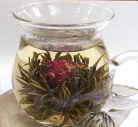 Erblüh-Tee CHINA JASMIN RED PEACH Art.Nr. 16603 Feinste, handgebundene Teeblätter vereinen sich in einer Blüte zu einer Teekugel. Eine Teekugel für ein Longdrink-Glas (400 ml) bzw.