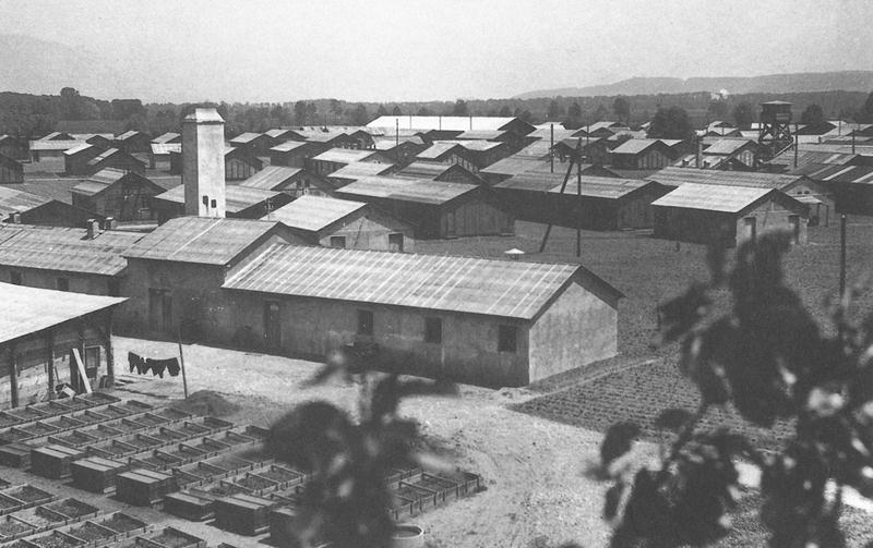 Ehem. Wäscherei im Polenlager (Fahrmatt Nr. 17) Das heute frei im Feld stehende Gebäude mit dem charakteristischen Kamin diente als Wäscherei ganz im Westen des ehemaligen Lagers.