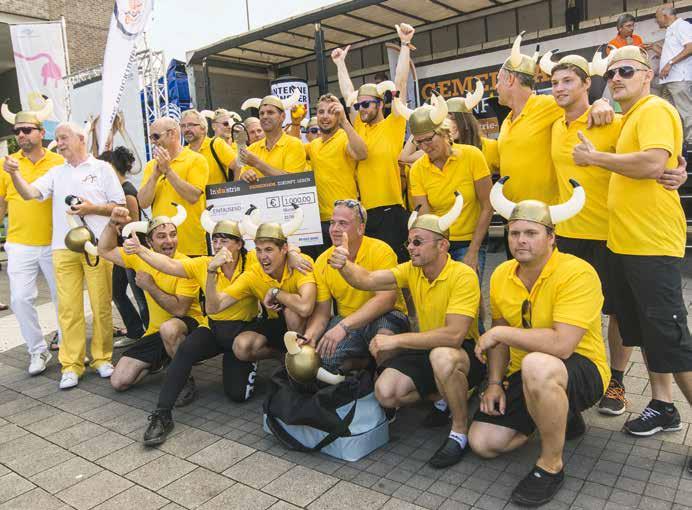in du strie drachenboot cup 2015 trommler Dieter kriews sorgte dafür, dass das brück-team im takt blieb.