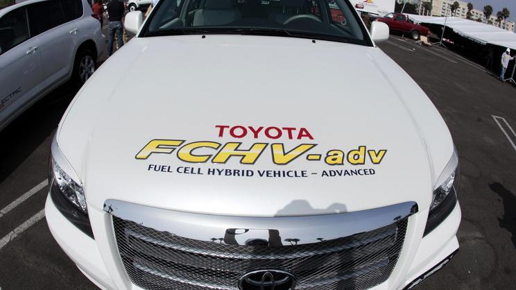 Toyota Für versorgt von bar Einzel-Testfahrzeuge Brennstoffzellen- Hybridfahrzeugen strebt ausgelegt. den 260 Toyota FCHV-adv Vortrieb Nm wird.