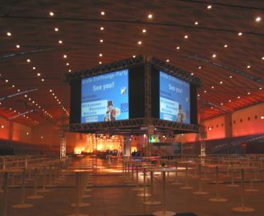 Rückprojektionswürfel als Präsentationssystem für große Hallen: Traversensystem mit vier integrierten Projektionsflächen Bildwandgröße: 6 x 4,5 Meter Helligkeit: 4 x 10.