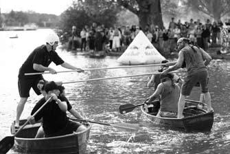 Jahrhundert als Ulmer Fischerstechen in die Geschichte einging, erfährt beim Student Boat Battle eine humorvolle, aber sportliche Wiederholung.