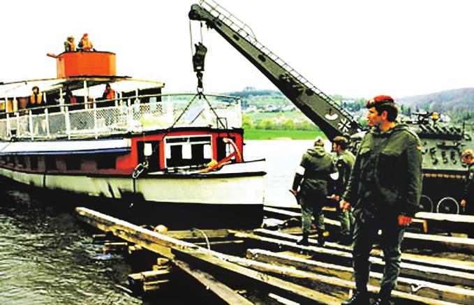NEUES AUS HOLZMINDEN UND UMGEBUNG 1985 halfen Holzmindener Pioniere, das Schiff am Stahler Ufer an Land zu ziehen. Seine letzte Fahrt nach Holzminden hatte es aus eigener Kraft geschafft.