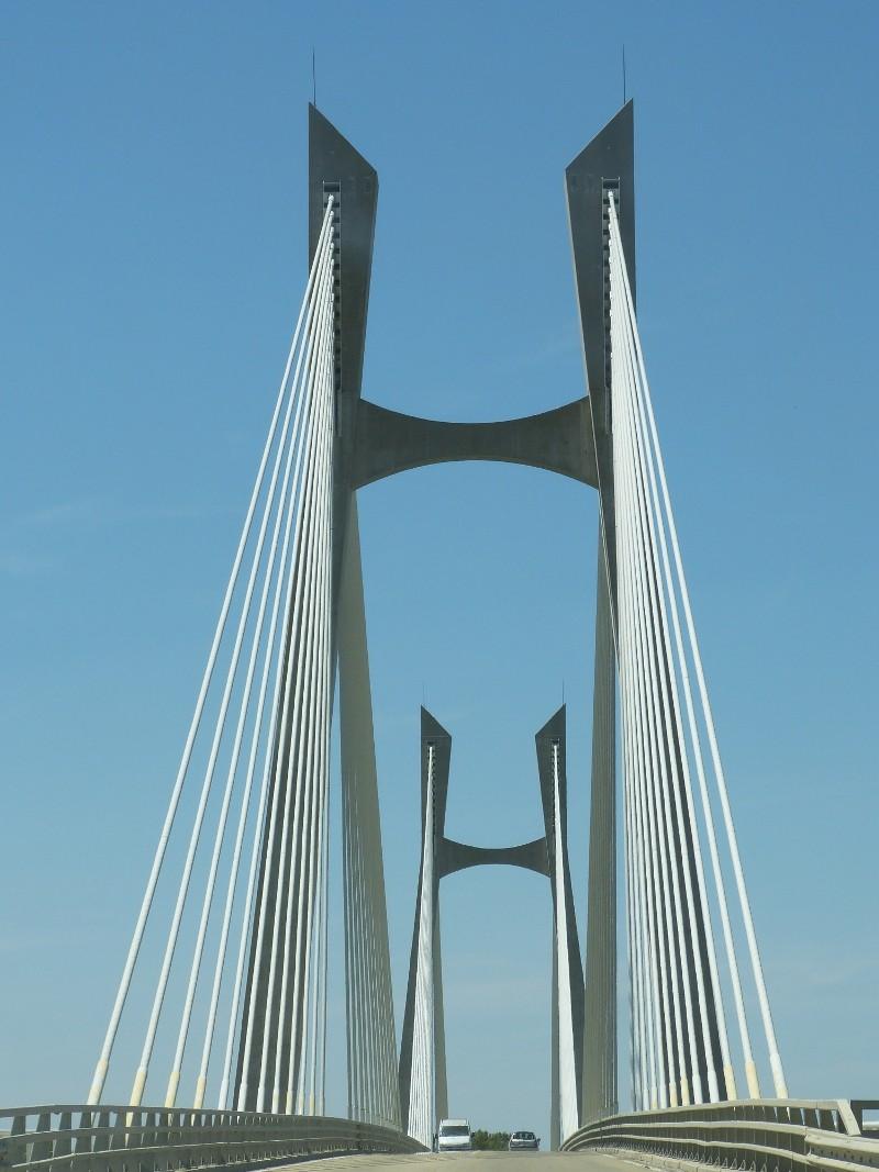 Eine Brücke in der Camargue, sehr imposant und im Gegensatz zu der