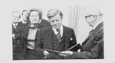 Landräte Gemeinden Bezirksämter 70. Der deutsche Bundespräsident Gustav Heinemann gibt Helmut Schmidt 1974 die Ernennungsurkunde zum deutschen Bundeskanzler.