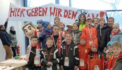 Beim obligatorischen Tippspiel konnte sich Möcki mit den kleinen Fußballexperten austauschen, mit wie vielen Toren Rot-Weiß gewinnen würde.