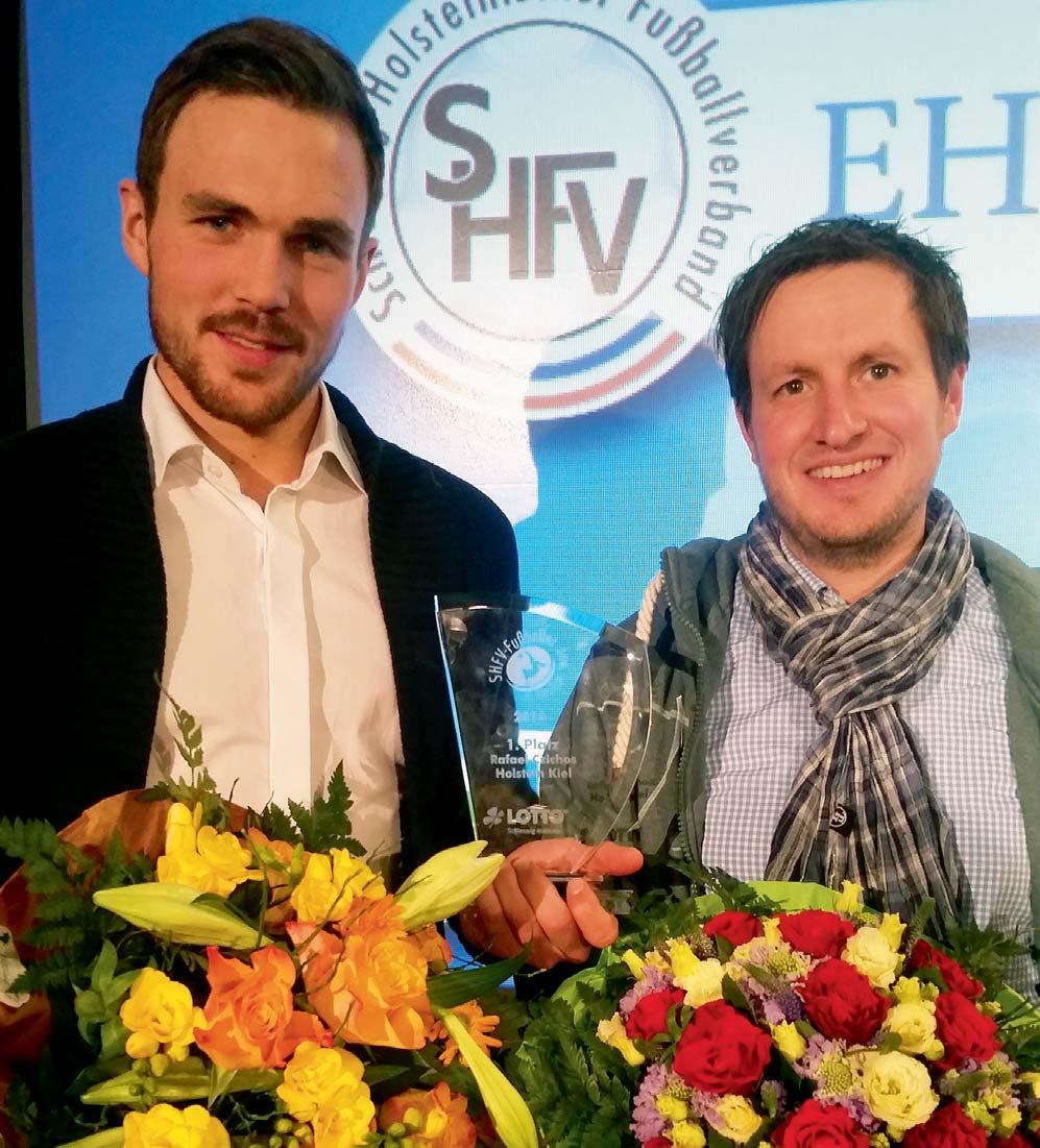 10 SHFV-Ehrungen/Fußballer des Jahres Rafael Czichos (li.) und Hannes Drews nach der Siegerehrung in Büdelsdorf.