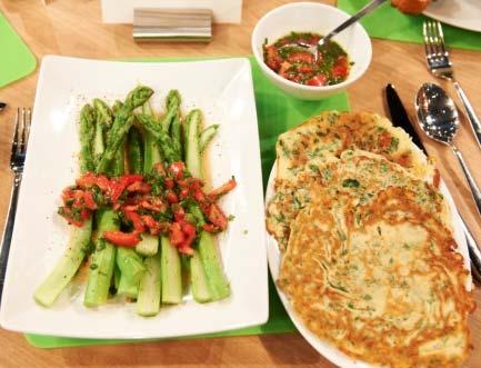 Ulrich Niebuhr Grüner Spargel mit Orangen-Vinaigrette und Kräuter-Pfannkuchen Für den grünen Spargel: 400 g grüner Spargel Olivenöl, zum Braten Das hintere Drittel der Spargelstangen schälen.