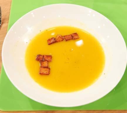 Dennis Klimowski Möhren-Ingwer-Suppe mit Kartoffel-Speck- Einlage Für die Suppe: 500 g Karotten 75 g Lauch 50 g Knollensellerie 1,5 cm Ingwer 1 Zitrone (Abrieb + Saft) 1 Zwiebel 1 Zehe Knoblauch 50