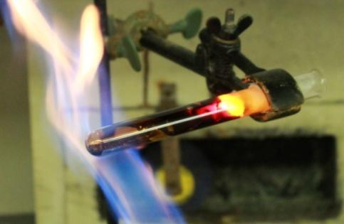 Es wird zunächst das Kupferblech solange erhitzt, bis es sehr heiß ist. Danach wird der Schwefel erhitzt, bis die Reaktion beendet ist.